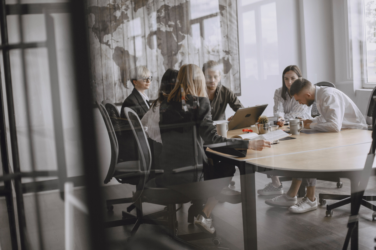 offshore-team-boardroom-meeting-collaboration